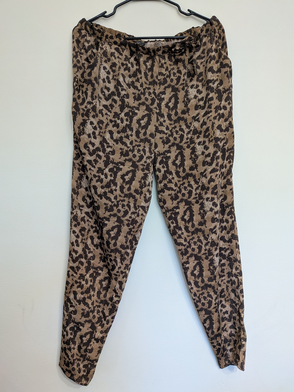Vince Camuto Leopard Print Drawstring Joggers - Tan & Black - Picture 4 of 6